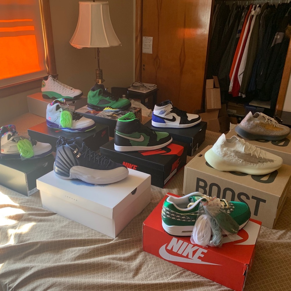 Dead stock sneakers yeezy Nike Jordan